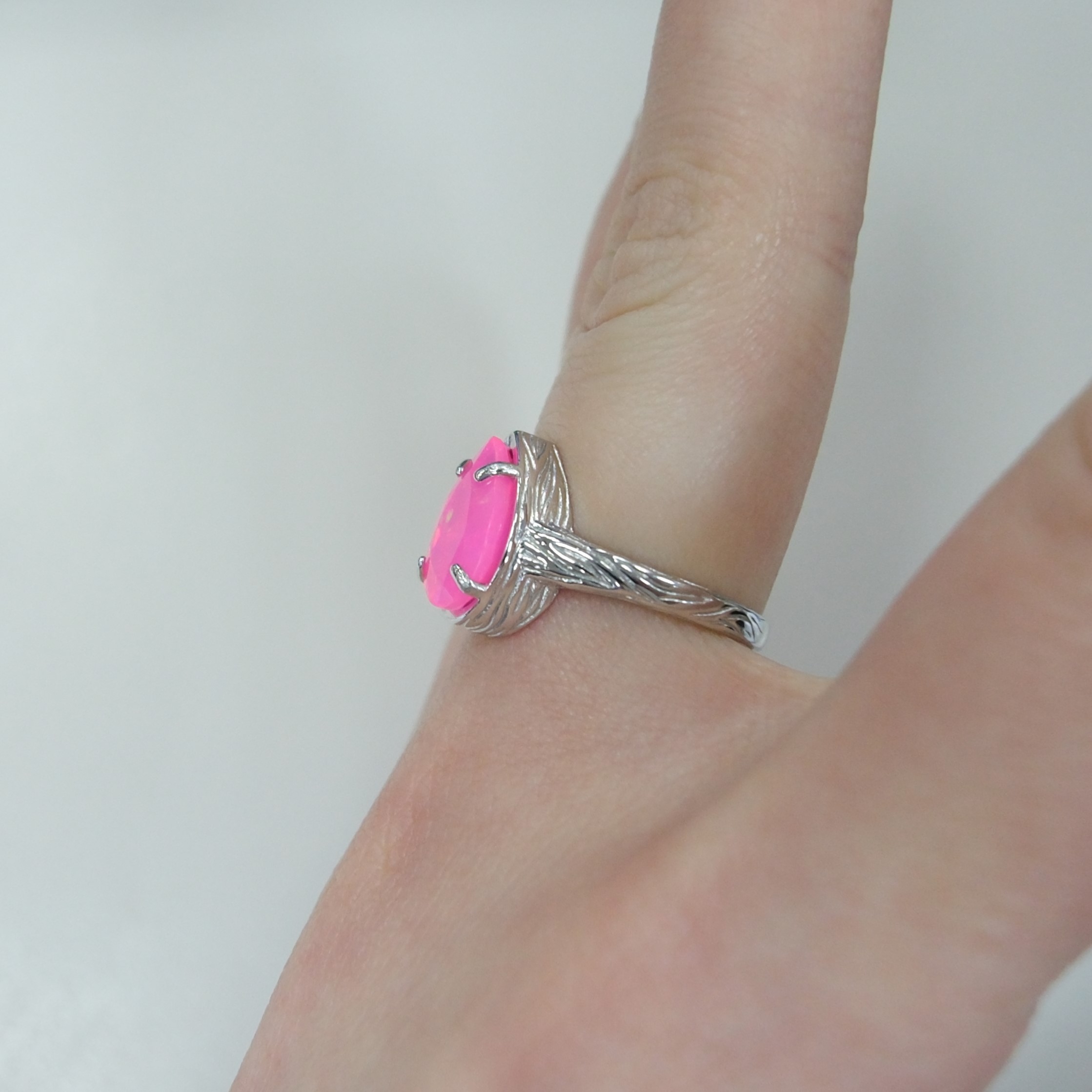 Серебряное кольцо с розовым опалом